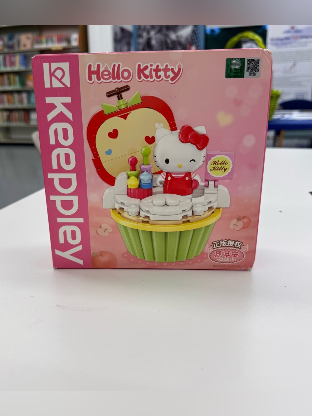 Sanrio Hello Kitty Pink Red and Green Cupcake Building Set